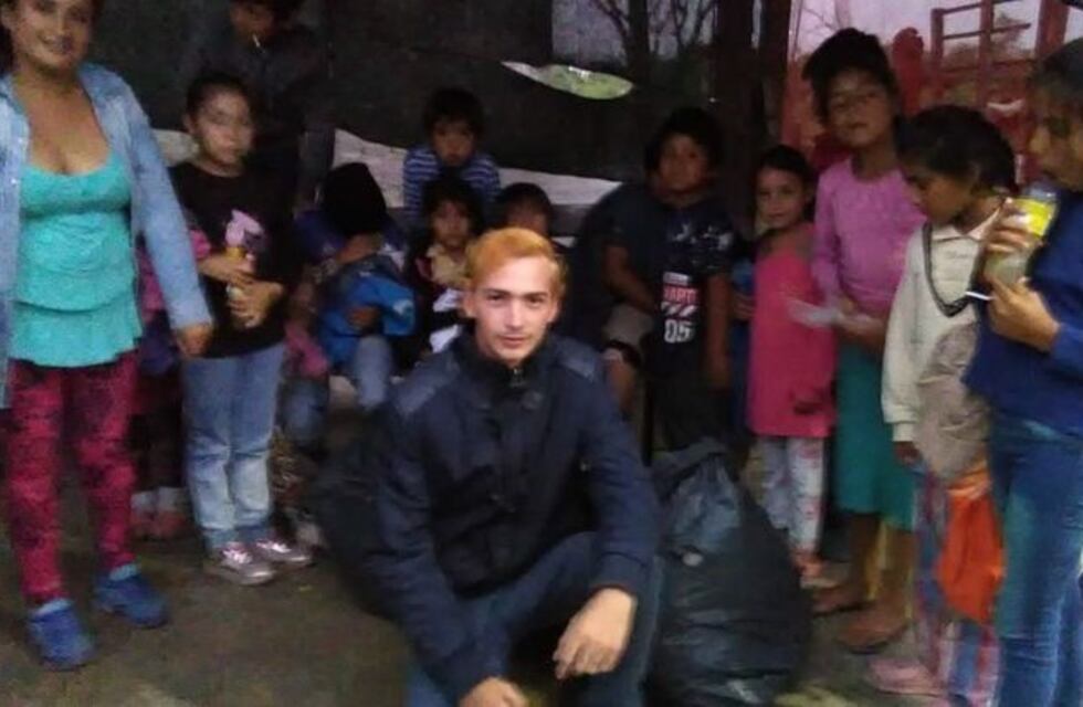 Un salteño solidario vende sándwiches a cambio de ropa, y la dona a un merendero