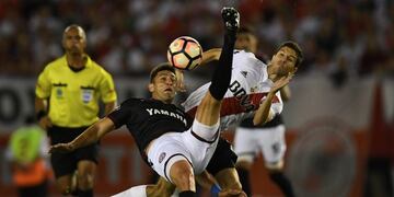 Argentina's River Plate midfielder Ignacio Fernandez (R) vies for the ball with Argentina's Lanus defender Diego Braghieri during their Copa Libertadores semifinal first leg football match at the Monumental stadium in Buenos Aires, on October 24, 2017\u002E / AFP PHOTO / Eitan ABRAMOVICH cancha de river plate campeonato torneo copa libertadores 2017 futbol futbolistas partido river plate lanus
