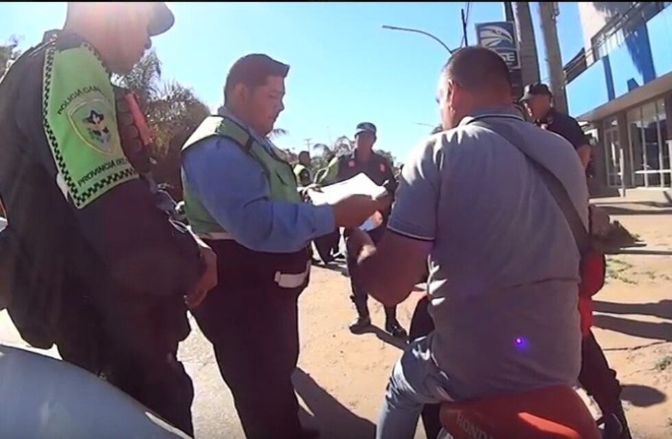 Pasó en el semáforo en rojo y terminó detenido