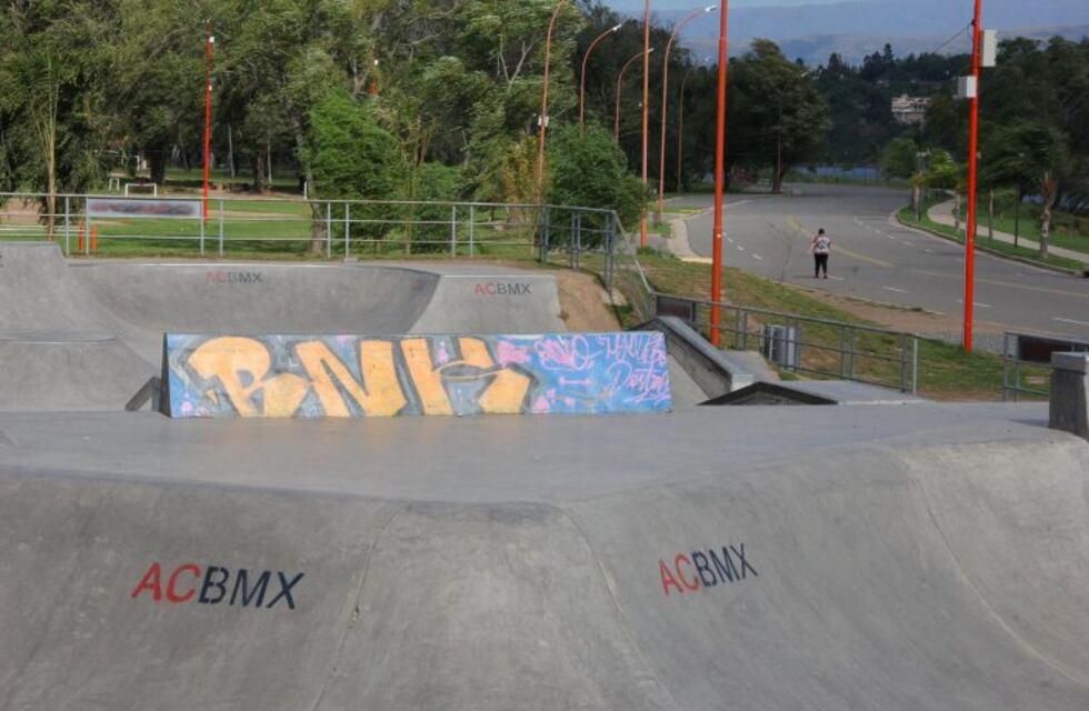 Polémica en Villa Carlos Paz: multas por graffitis en un skate park