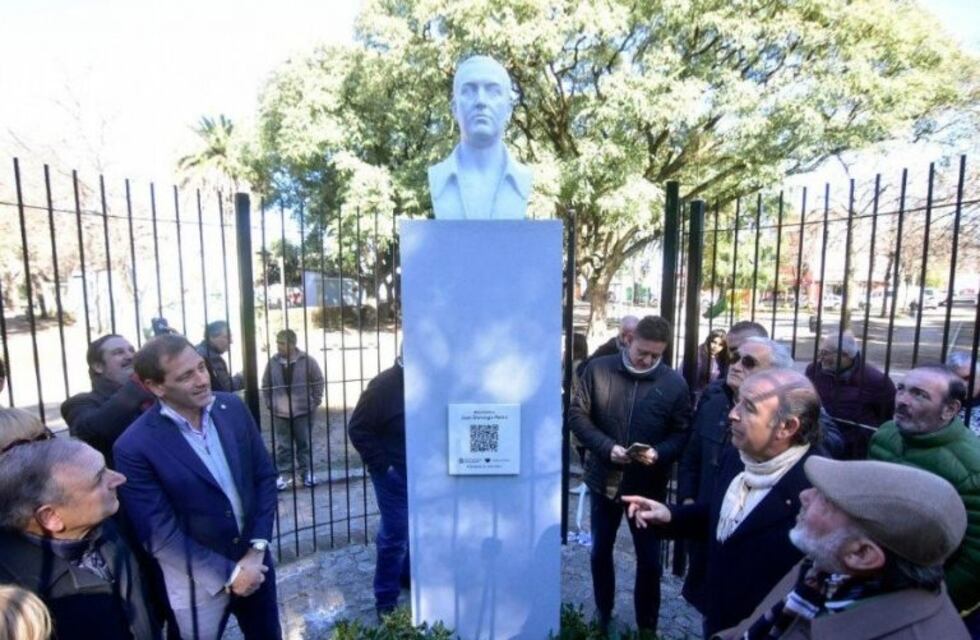 Garro inauguró una escultura de Perón en La Plata