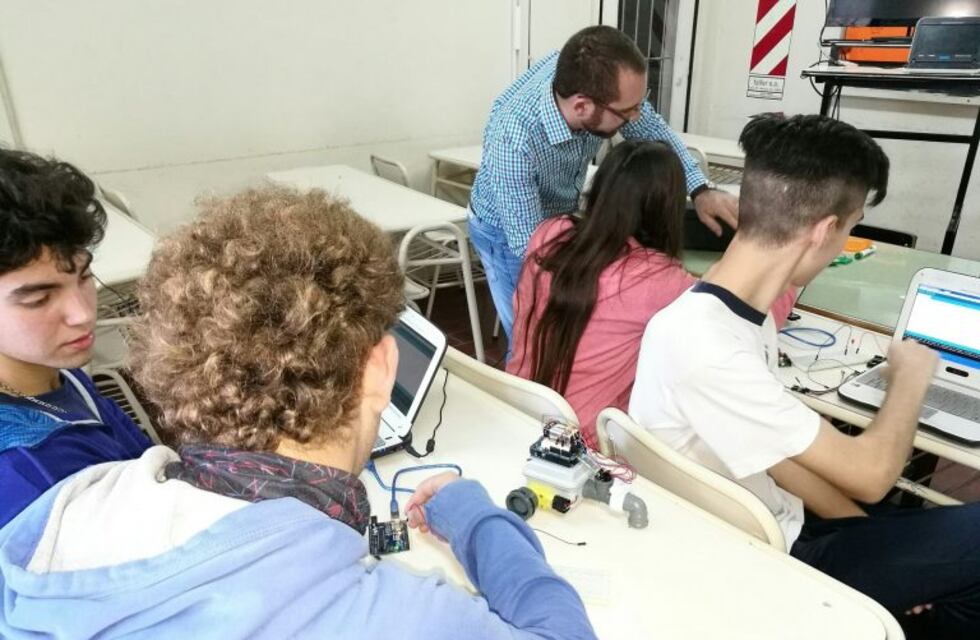 Estudiantes del Martín Zapata diseñan robots con una función previamente determinada