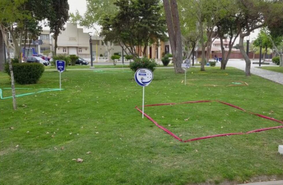 Arman "burbujas" en una plaza sanjuanina para asegurar el distanciamiento social