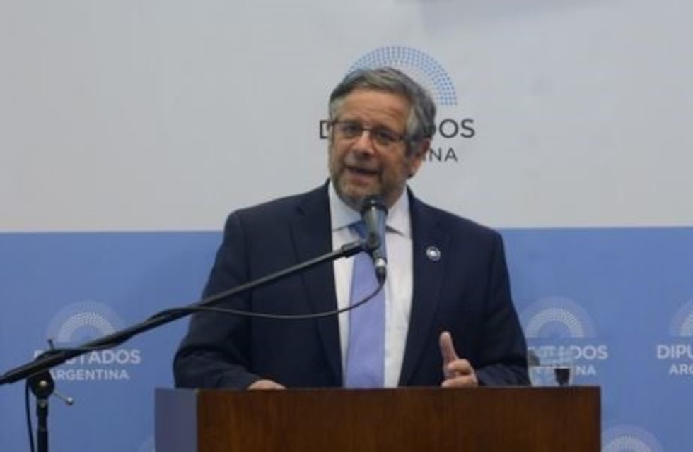 El ministro de Salud criticó a Albino por sus declaraciones sobre el preservativo