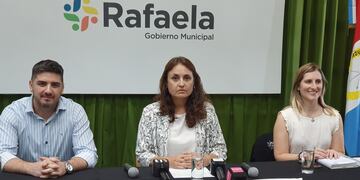 La secretaria de Desarrollo Económico, Innovación y Empleo, Patricia Imoberdorf (centro), y Florencia Muriel y Maximiliano Maldaceno, responsables de “Vía Eventos”.