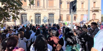 La "marcha de los delantales blancos" llegó hasta las puertas de la Casa de Gobierno, en una protesta "siguiendo el ejemplo de los compañeros de Salta", dijo el prosecretario gremial del CEDEMS, Andrés García.