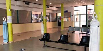 Tubos de oxígeno en la sala de espera del Hospital Lucio Molas (El Diario)