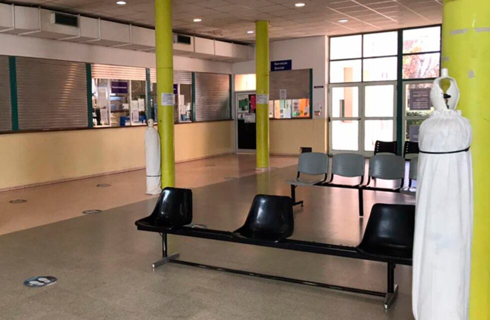 Ponen tubos de oxígeno en la sala de espera del Hospital y derivan pacientes Covid al sistema privado