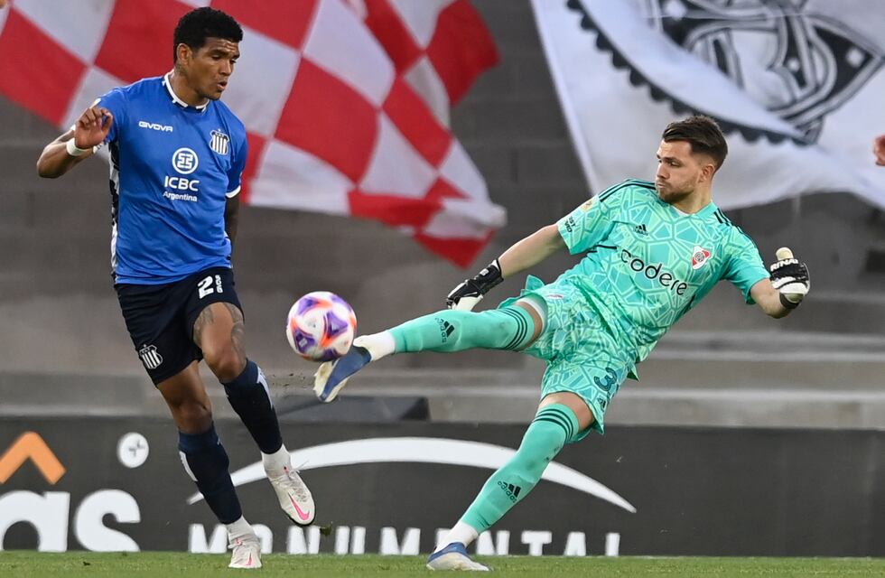 La dramática atajada de Ezequiel Centurión que salvó momentaneamente a River en el Monumental