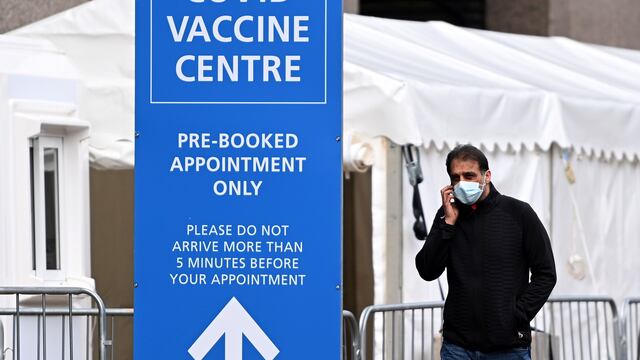 El Reino Unido está en vilo por una persona que contrajo la variante brasileña del coronavirus. (EFE)