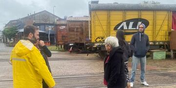 Azcué visitó familias inundadas.