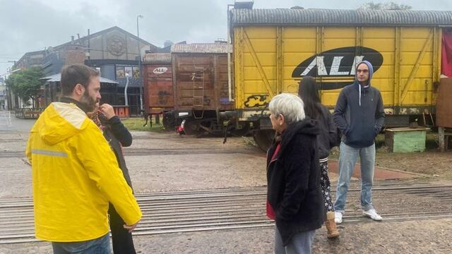 Azcué visitó familias inundadas.