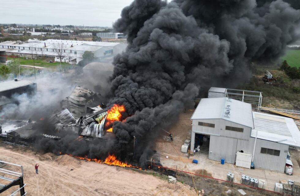Reinició el incendio en la fábrica del Parque Industrial Gualeguaychú: las pérdidas son casi totales