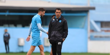 Guillermo Farré el DT de Belgrano en el centro del estadio Julio Villagra. (Prensa Belgrano)