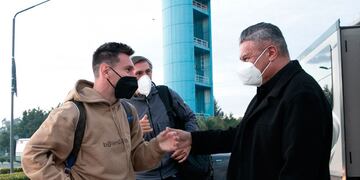 Lionel Messi arriba al predio de AFA en Ezeiza, Buenos Aires, y saluda a Claudio Tapia, presidente de la AFA. (Prensa Selección Argentina)