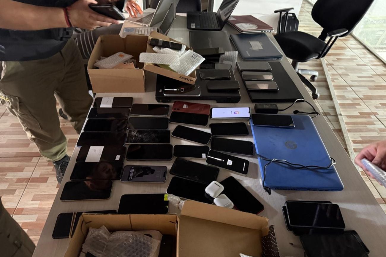 Hubo 10 detenidos en la Galería Espacial, presuntamente vinculados al robo de celulares de alta gama. (Policía).