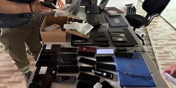 Hubo 10 detenidos en la Galería Espacial, presuntamente vinculados al robo de celulares de alta gama. (Foto: Policía)