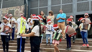 En representación del bloque Cambia Jujuy, su presidente Santiago Jubert y las legisladoras Noelia Quispe, Agustina Guzmán, Mariela Ortiz y Olga Ramos recibieron en la Legislatura de Jujuy a la delegación de niños músicos del Centro Cultural del Acordeón de Humahuaca.