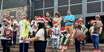 En representación del bloque Cambia Jujuy, su presidente Santiago Jubert y las legisladoras Noelia Quispe, Agustina Guzmán, Mariela Ortiz y Olga Ramos recibieron en la Legislatura de Jujuy a la delegación de niños músicos del Centro Cultural del Acordeón de Humahuaca.