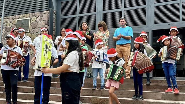 En representación del bloque Cambia Jujuy, su presidente Santiago Jubert y las legisladoras Noelia Quispe, Agustina Guzmán, Mariela Ortiz y Olga Ramos recibieron en la Legislatura de Jujuy a la delegación de niños músicos del Centro Cultural del Acordeón de Humahuaca.