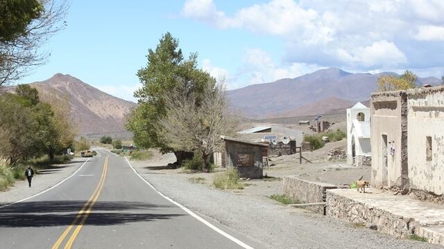 Ricardo Ruiz recorre los cerros entregando cartillas a los estudiantes que no pueden participar de las clases virtuales.