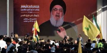 Los partidarios de Hezbollah siguen el discurso del líder de Hezbollah, Hassan Nasrallah, en una pantalla en un suburbio del sur de Beirut, Líbano. Foto: EFE