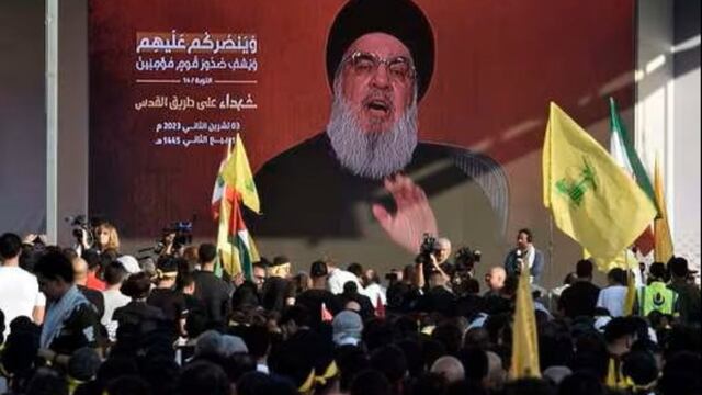 Los partidarios de Hezbollah siguen el discurso del líder de Hezbollah, Hassan Nasrallah, en una pantalla en un suburbio del sur de Beirut, Líbano. Foto: EFE