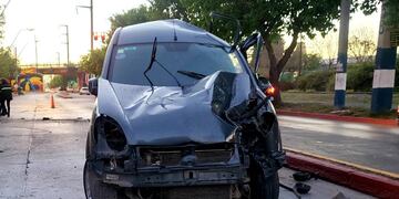 El conductor de la Kangoo chocó contra un semáforo (@leoguevara80).