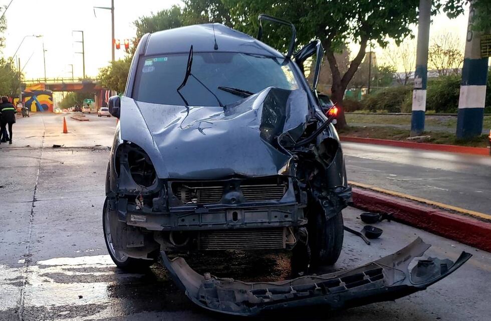 El choque de cada día en Córdoba: impactó contra un semáforo en Parque Vélez Sarsfield