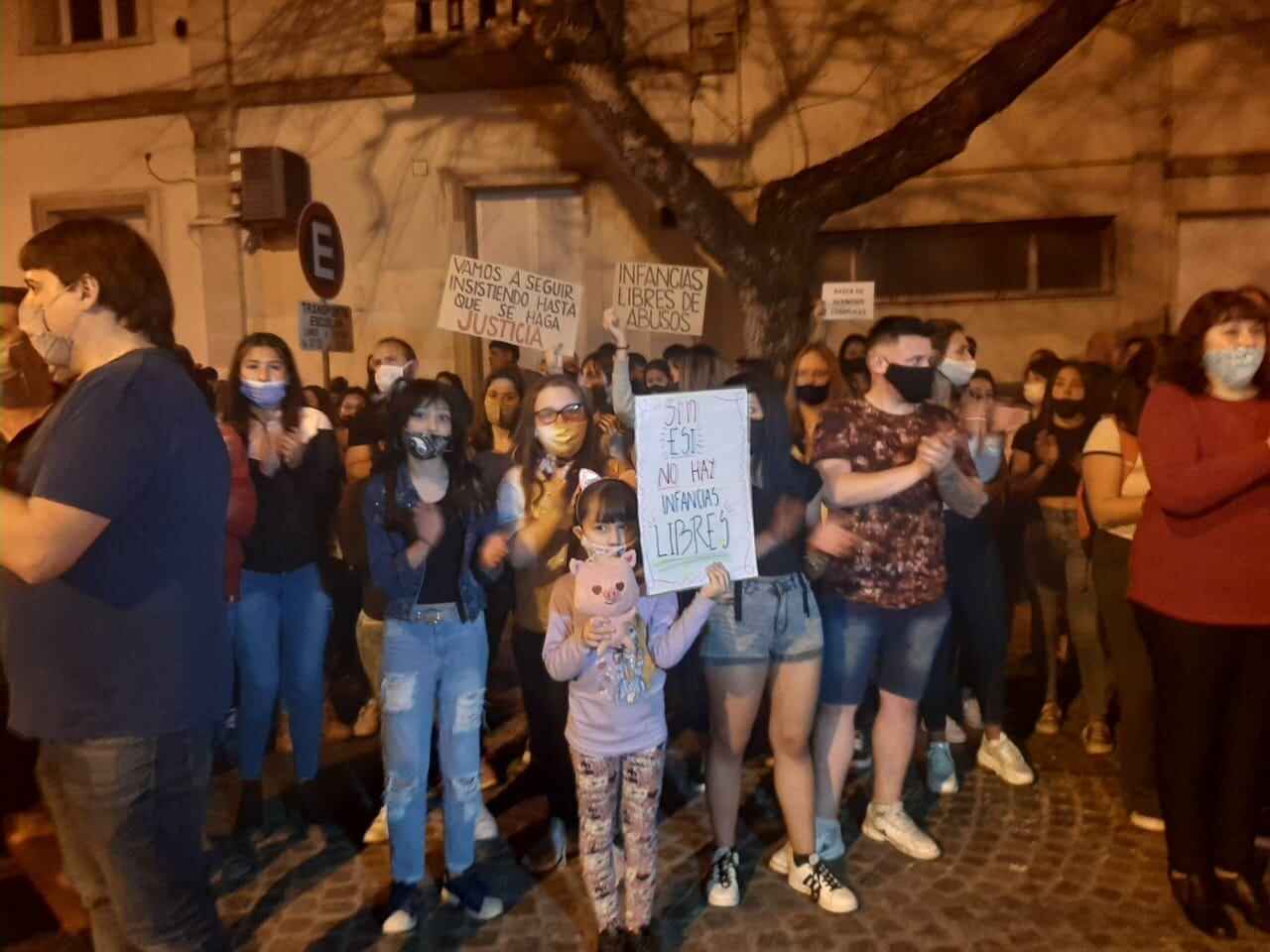 Nueva marcha en Rafaela pidiendo Justicia por el abuso sexual en el Colegio San José