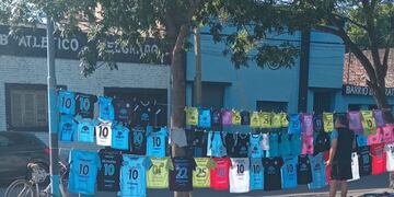 Las camisetas de Lucas Zelarayán ya se vendían en las inmediaciones de Alberdi. Eran una de las novedades en las tiendas oficiales para este viernes (Gentileza Daniel Barceló).