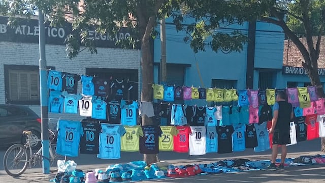 Las camisetas de Lucas Zelarayán ya se vendían en las inmediaciones de Alberdi. Eran una de las novedades en las tiendas oficiales para este viernes (Gentileza Daniel Barceló).