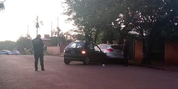 Eldorado: un automóvil chocó contra un auto estacionado