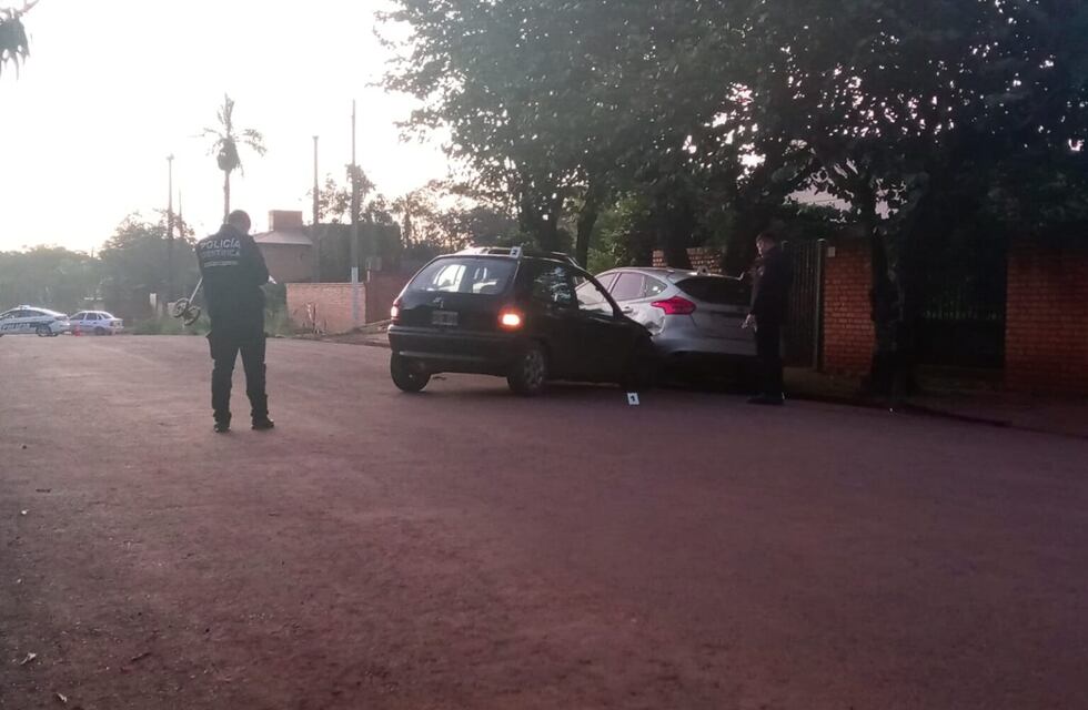 Eldorado: un automóvil chocó contra un auto estacionado