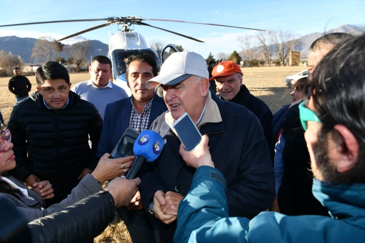 El gobernador inspeccionó desde el aire los focos ígneos que desde el lunes afectan a Tafí del Valle y valoró el trabajo de los brigadistas.