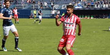 Nicolás Watson. El volante central albirrojo estuvo solo en la contención. También participó en los ataques de Instituto.