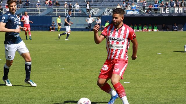 Nicolás Watson. El volante central albirrojo estuvo solo en la contención. También participó en los ataques de Instituto.