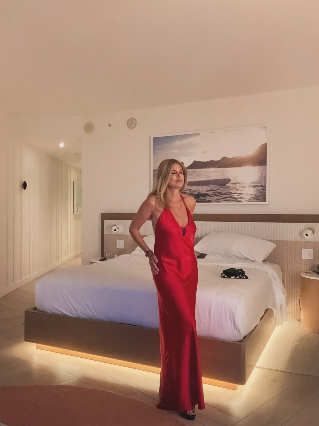 A los 59 años, Flavia Palmiero modeló con un vestido rojo pasión y dio cátedra de estilo con un mega escote