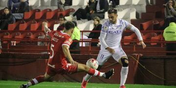 Martín Ojeda intenta desbordar sobre la defensa de Huracán.