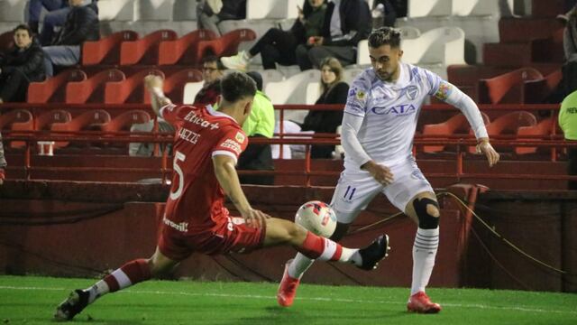 Martín Ojeda intenta desbordar sobre la defensa de Huracán.