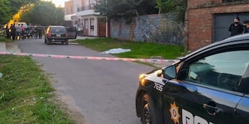 El vehículo en el que iban las víctimas quedó detenido cerca del cruce de Crespo y Casablanca. (@teleferosario)