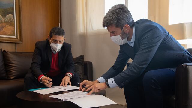 Los intendentes de General Alvear Walther Marcolini y el de la Ciudad de Mendoza, Ulpiano Suarez suscriben el convenio de transferencia de 500 luminarias. Gentileza MCM