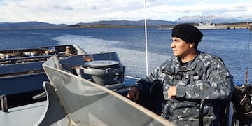 El Teniente de Fragata Alejandro Martín Valdes, oriundo de Rivadavia, en su puesto a bordo de la lancha rápida ARA "Indómita". Gentileza La Gaceta Marinera