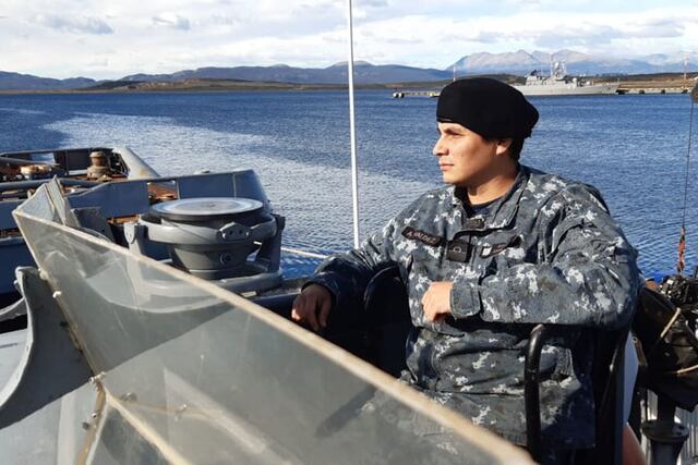 El Teniente de Fragata Alejandro Martín Valdes, oriundo de Rivadavia, en su puesto a bordo de la lancha rápida ARA "Indómita". Gentileza La Gaceta Marinera