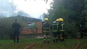 Tragedia en Jardín América: una mujer murió en el incendio de una vivienda.