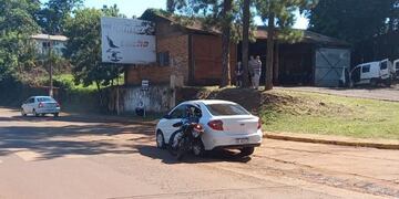 Incidente vial: un auto y una moto colisionaron
