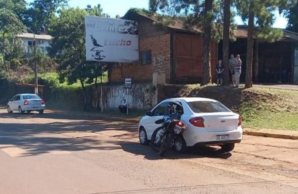 Incidente vial: un auto y una moto colisionaron