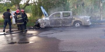 Chocaron y prendieron fuego a la camioneta pero la denunciaron como robada.