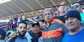 El "Loco Tito", barra de Belgrano, en la tribuna de Tigre ante Boca. (Twitter y capturas).