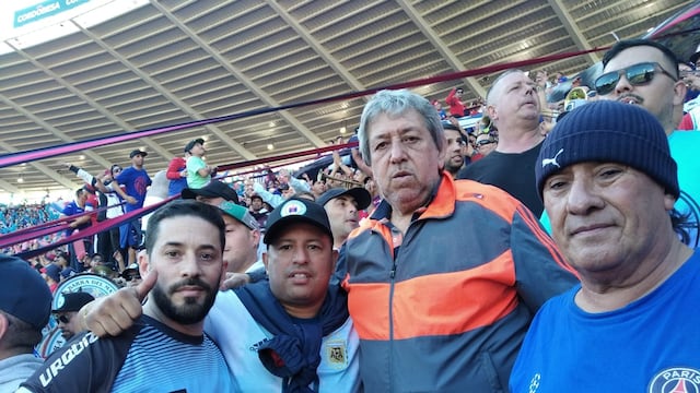 El "Loco Tito", barra de Belgrano, en la tribuna de Tigre ante Boca. (Twitter y capturas).